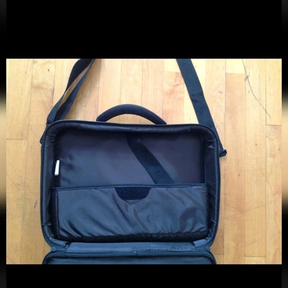TARGUS Black Canvas Laptop Case Zippered Briefcase Messenger Bag 17 X 12